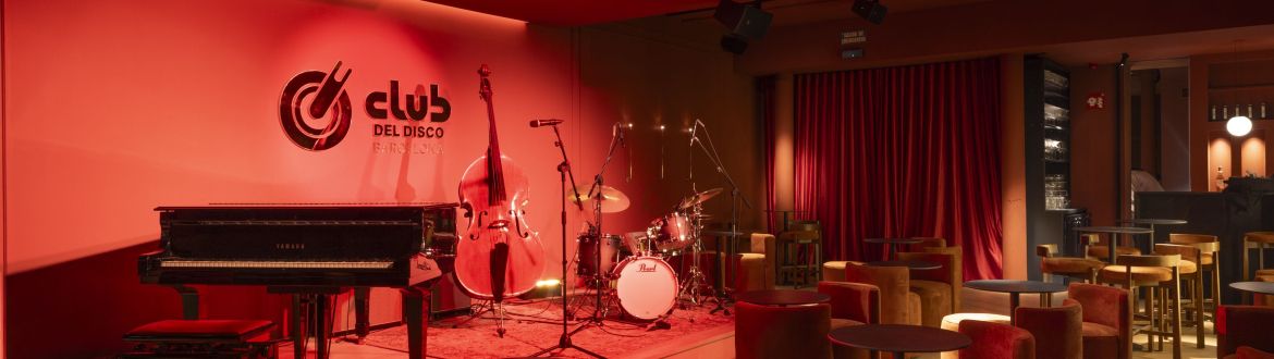 En els seus 300 metres quadrats, El Club del Disco concentra una sala de concerts, un bar i una botiga de discos. En els seus 300 metres quadrats, El Club del Disco concentra una sala de concerts, un bar i una botiga de discos.
