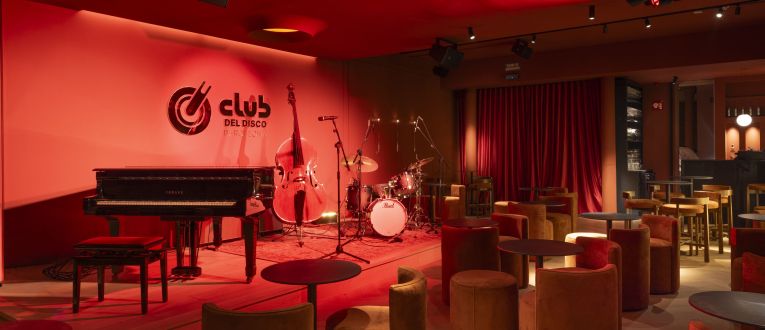 En els seus 300 metres quadrats, El Club del Disco concentra una sala de concerts, un bar i una botiga de discos. En els seus 300 metres quadrats, El Club del Disco concentra una sala de concerts, un bar i una botiga de discos.
