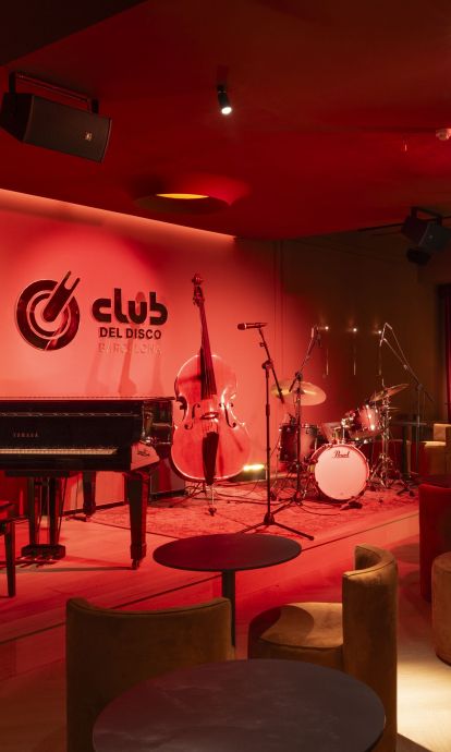 En els seus 300 metres quadrats, El Club del Disco concentra una sala de concerts, un bar i una botiga de discos. En els seus 300 metres quadrats, El Club del Disco concentra una sala de concerts, un bar i una botiga de discos.