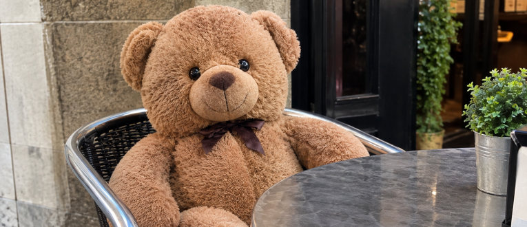 Un os de peluix assegut en una terrassa de bar © ChatGPT Un os de peluix assegut en una terrassa de bar © ChatGPT