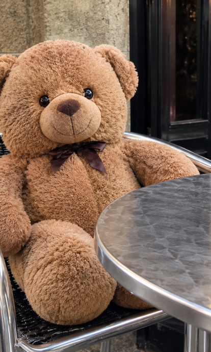 Un os de peluix assegut en una terrassa de bar © ChatGPT