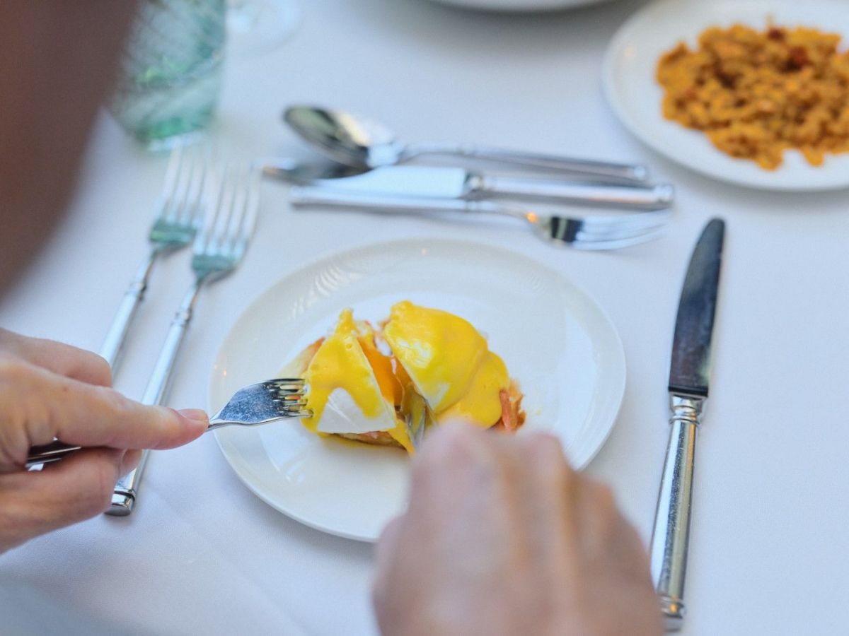 Los imprescindibles huevos benedict sobre croisssant del brunch del Majestic.
