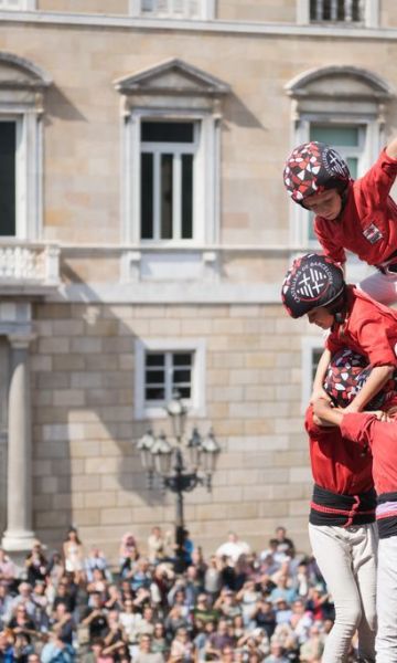Enxaneta que fa l’aleta en un 2 de 8 dels Castellers de Barcelona © Ceci Fimia Enxaneta que fa l’aleta en un 2 de 8 dels Castellers de Barcelona © Ceci Fimia