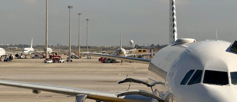 Imatge del servei de handling pujant maletes a un avió de l'aeroport del Prat © Gerard Escaich Folch (ACN) Imatge del servei de handling pujant maletes a un avió de l'aeroport del Prat © Gerard Escaich Folch (ACN)