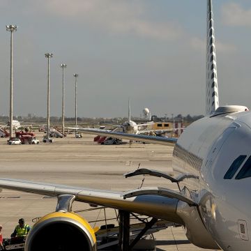 Imatge del servei de handling pujant maletes a un avió de l'aeroport del Prat  © Gerard Escaich Folch (ACN)