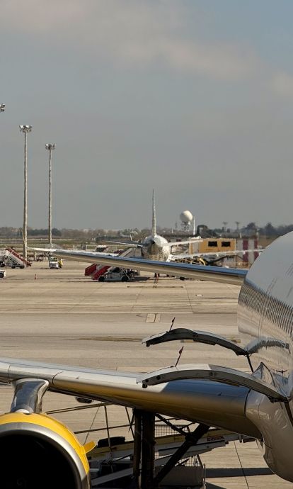 Imatge del servei de handling pujant maletes a un avió de l'aeroport del Prat © Gerard Escaich Folch (ACN) Imatge del servei de handling pujant maletes a un avió de l'aeroport del Prat © Gerard Escaich Folch (ACN)