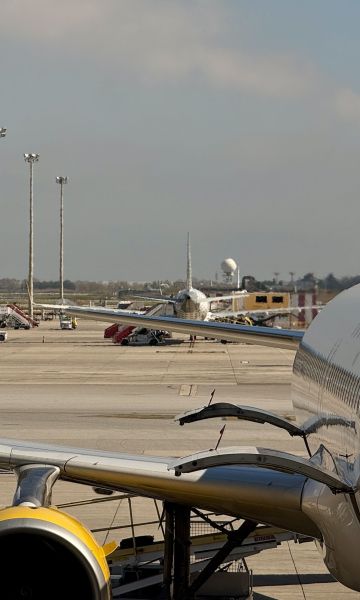 Imatge del servei de handling pujant maletes a un avió de l'aeroport del Prat  © Gerard Escaich Folch (ACN)