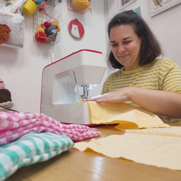 La Mònica Otero és la propietària de Núvols de fils. ©Carme Escales