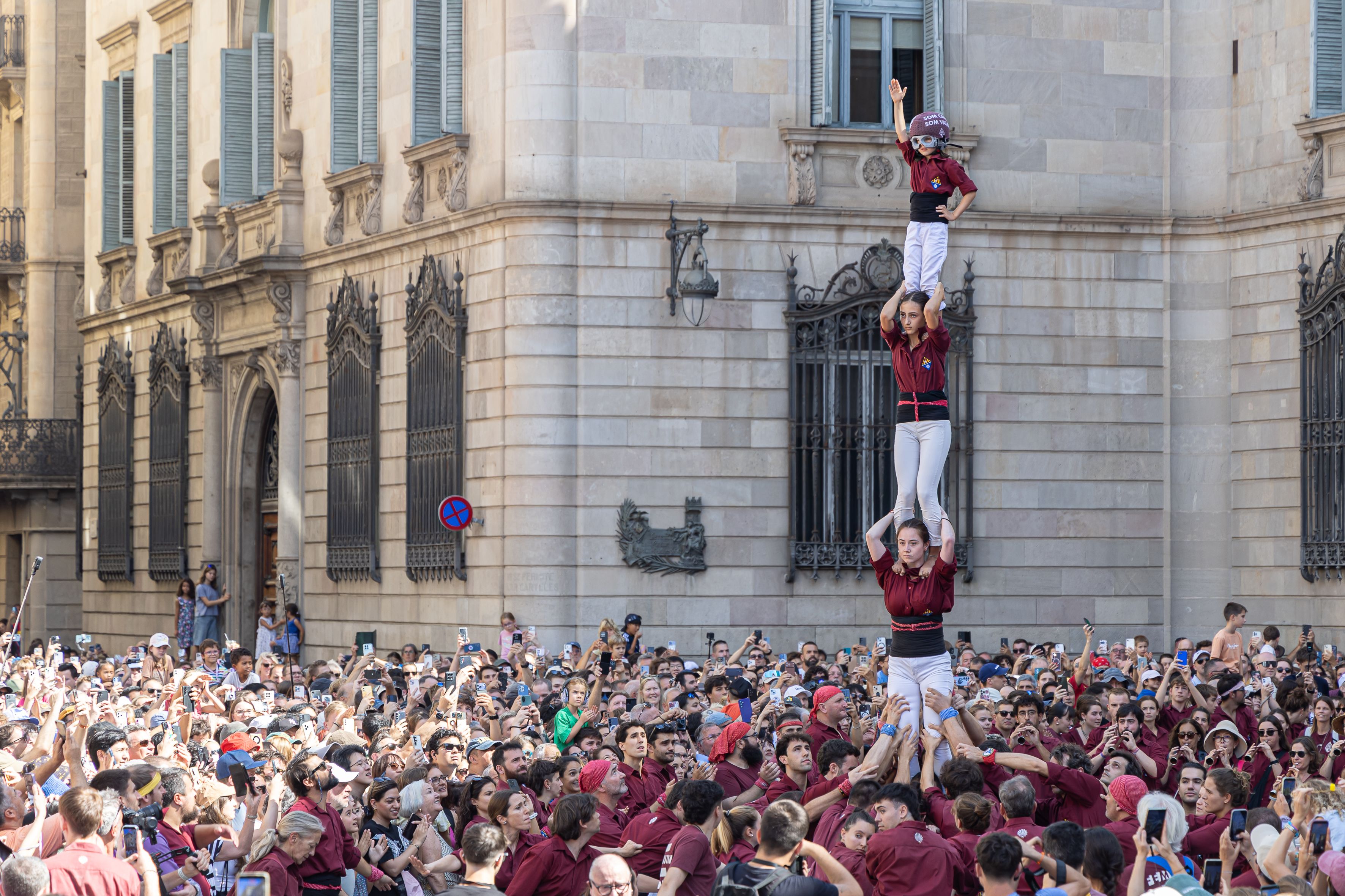 Les colles de Barcelona estrenen el nou casc i el protector facial per als més petits. © Àngel Bravo
