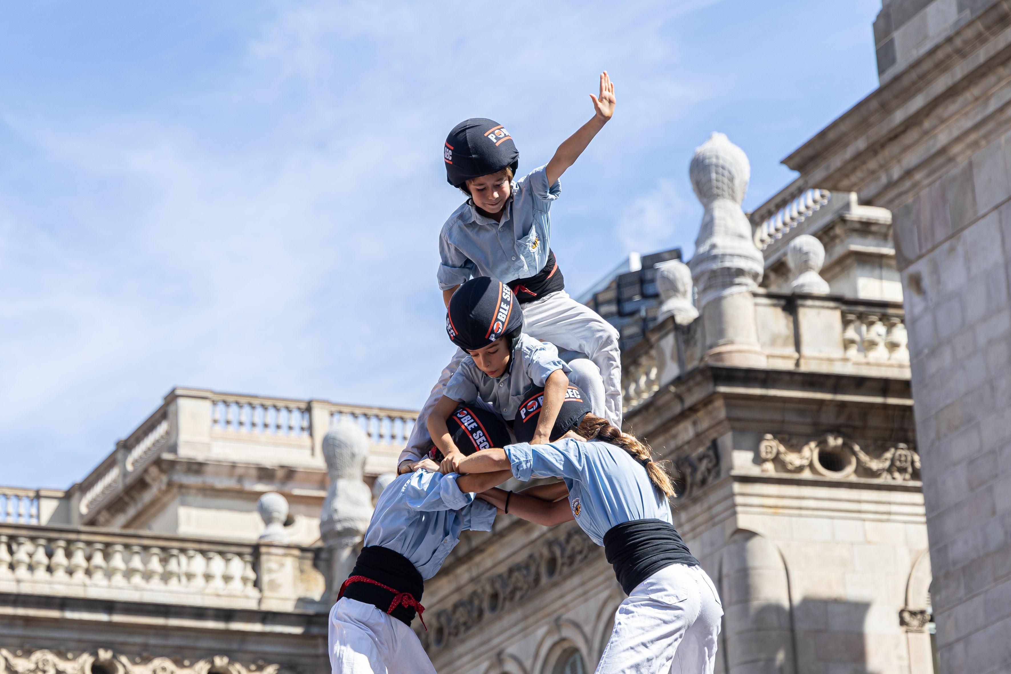 L’anxaneta dels Castellers de Poble Sec corona el cel durant la Diada Castellera. © Àngel Bravo