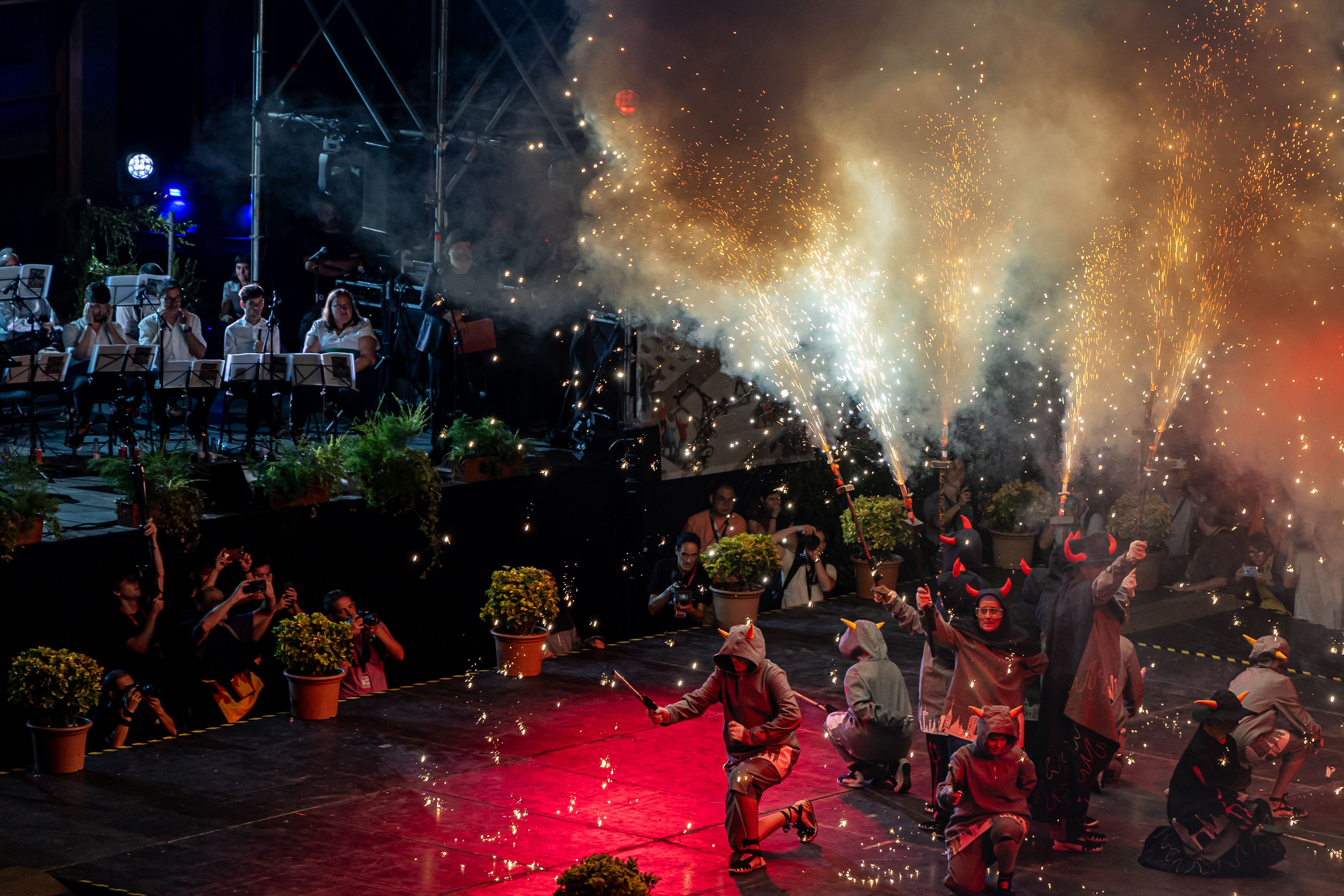 El Ball de Diables encén la nit durant el Toc d’Inici, entre foc, espurnes i tradició. © Àngel Bravo