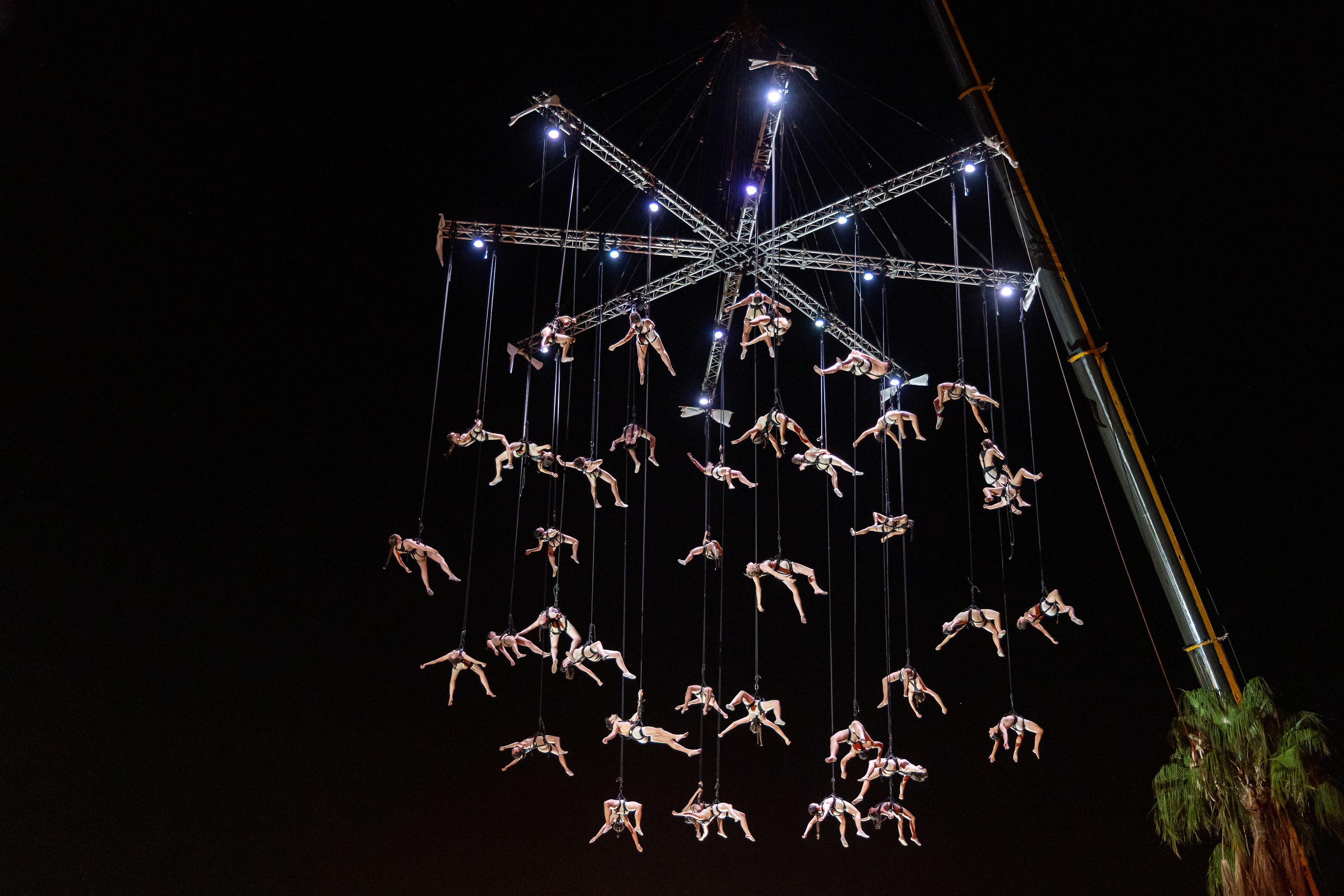 Els cossos dels intèrprets es mouen entre estructures i llums durant l’espectacle de La Fura dels Baus. © Àngel Bravo
