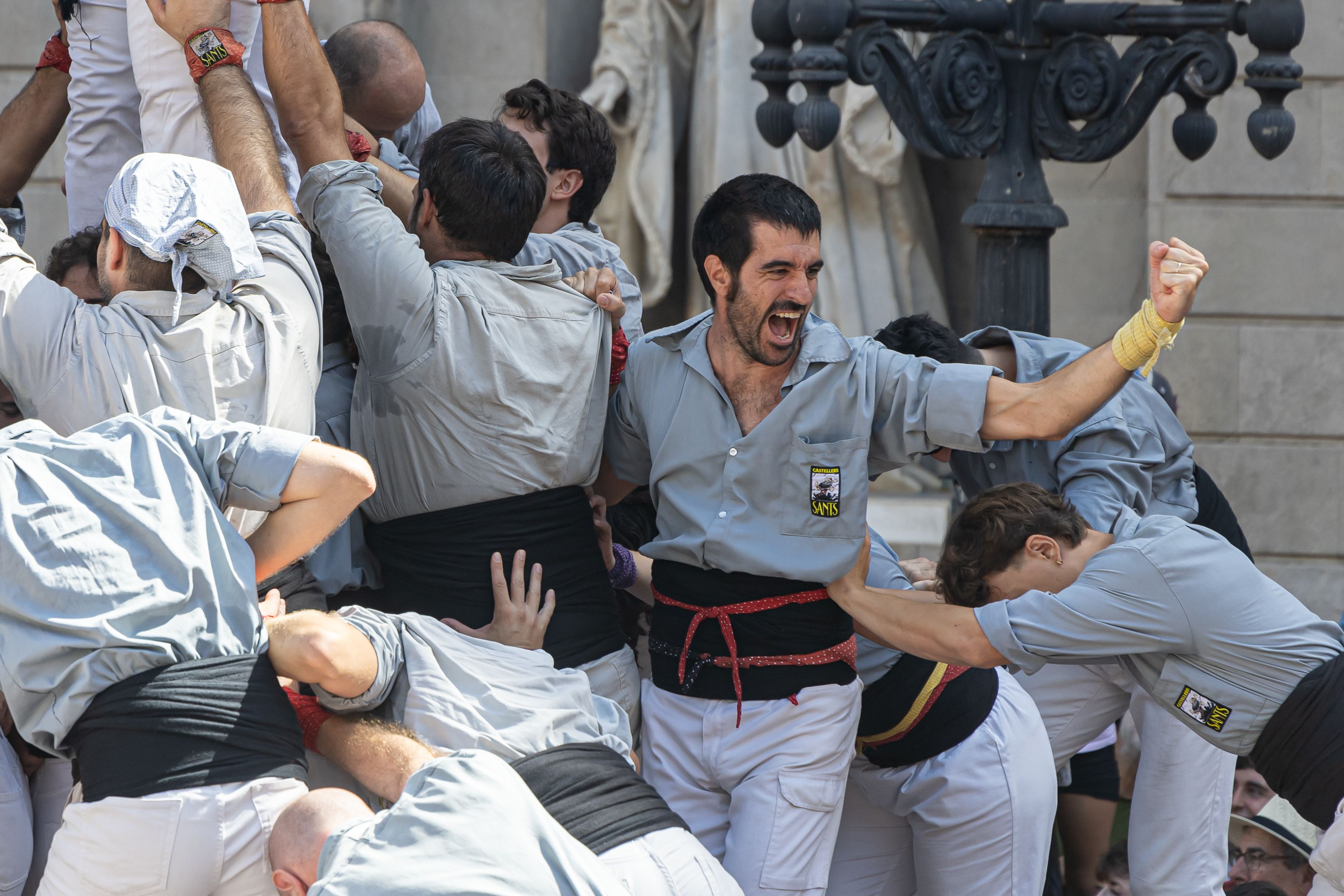 Moment d’emoció entre els Castellers de Sants durant la Diada Castellera. © Àngel Bravo