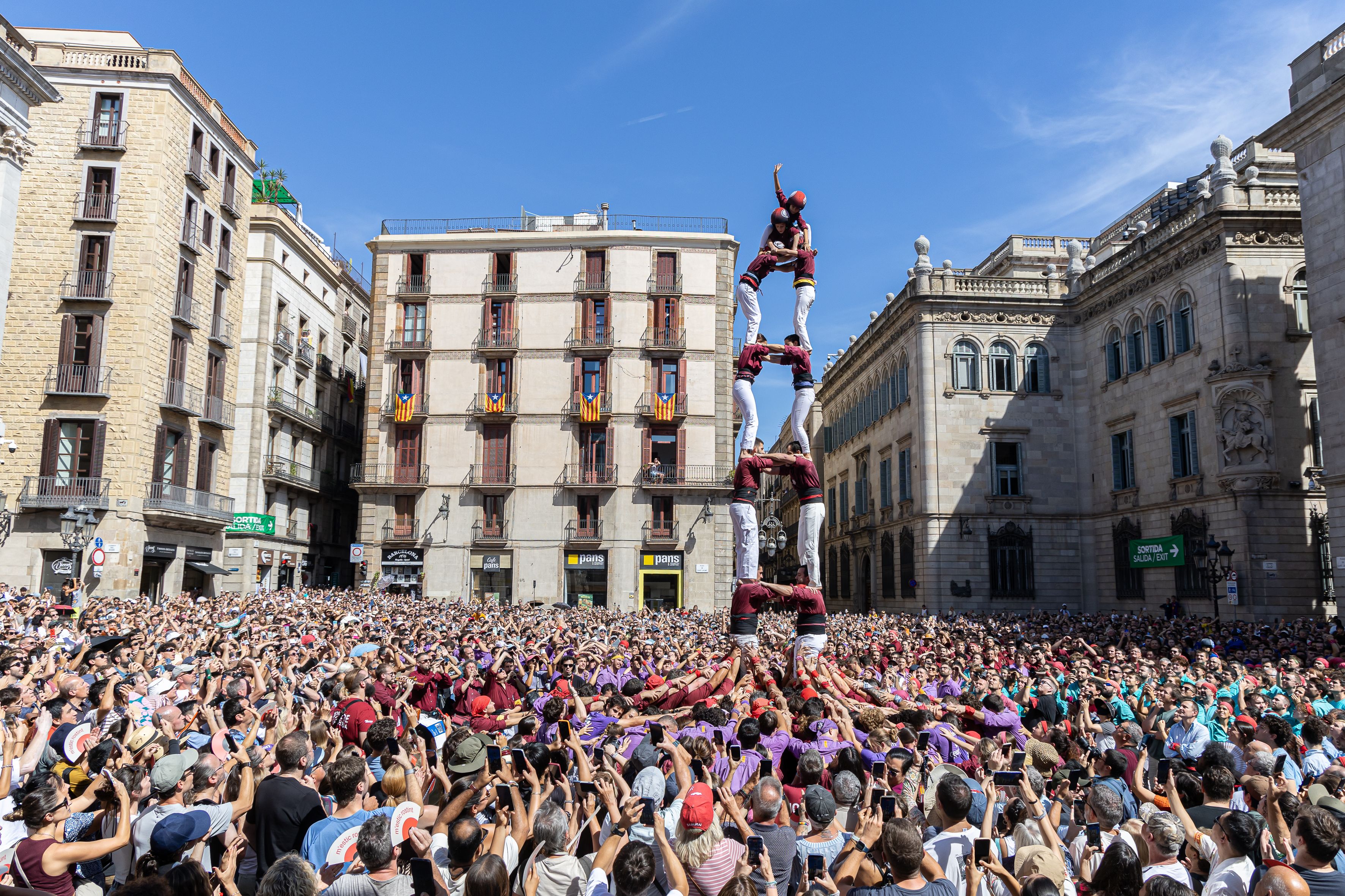 La plaça de Sant Jaume, plena de gom a gom, és l'escenari la Diada Castellera enmig de l’ambient festiu de la Mercè. © Àngel Bravo