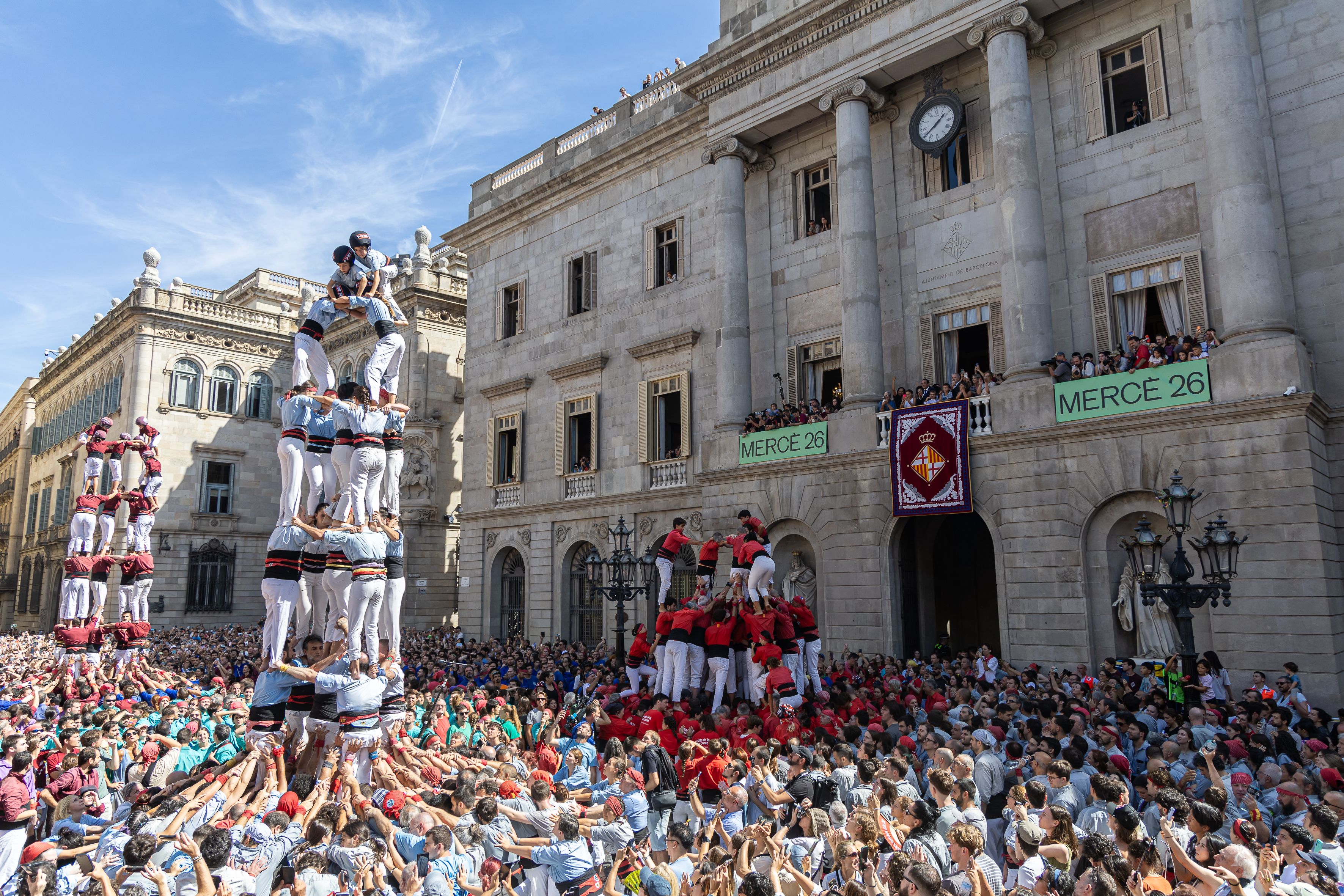 La plaça de Sant Jaume s’omple de gom a gom durant la Diada Castellera, amb diverses colles aixecant castells. © Àngel Bravo