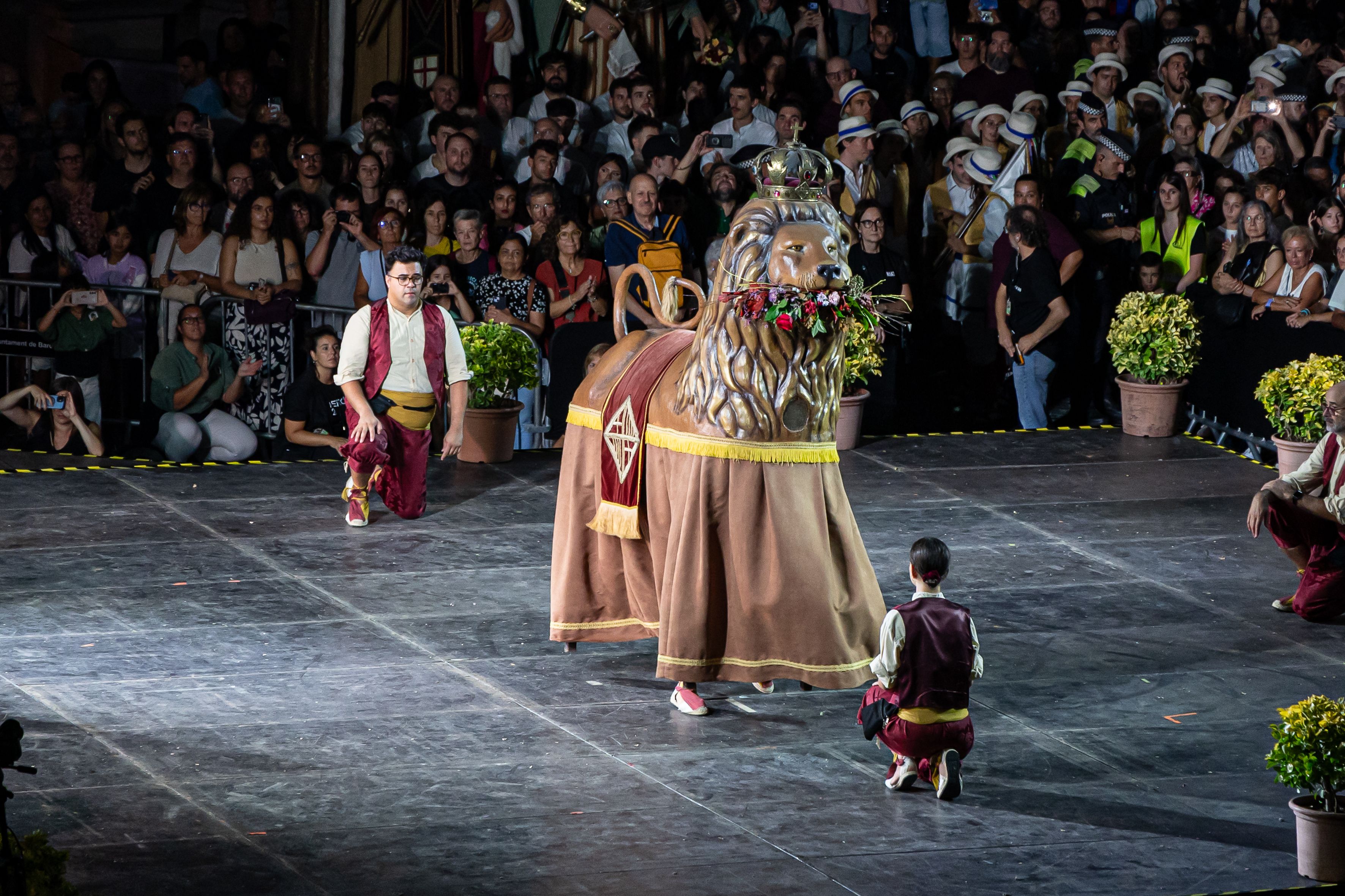 El Lleó de Barcelona, una de les figures més solemnes i antigues del Seguici Popular, dansa durant el Toc d’Inici de la Mercè. © Àngel Bravo