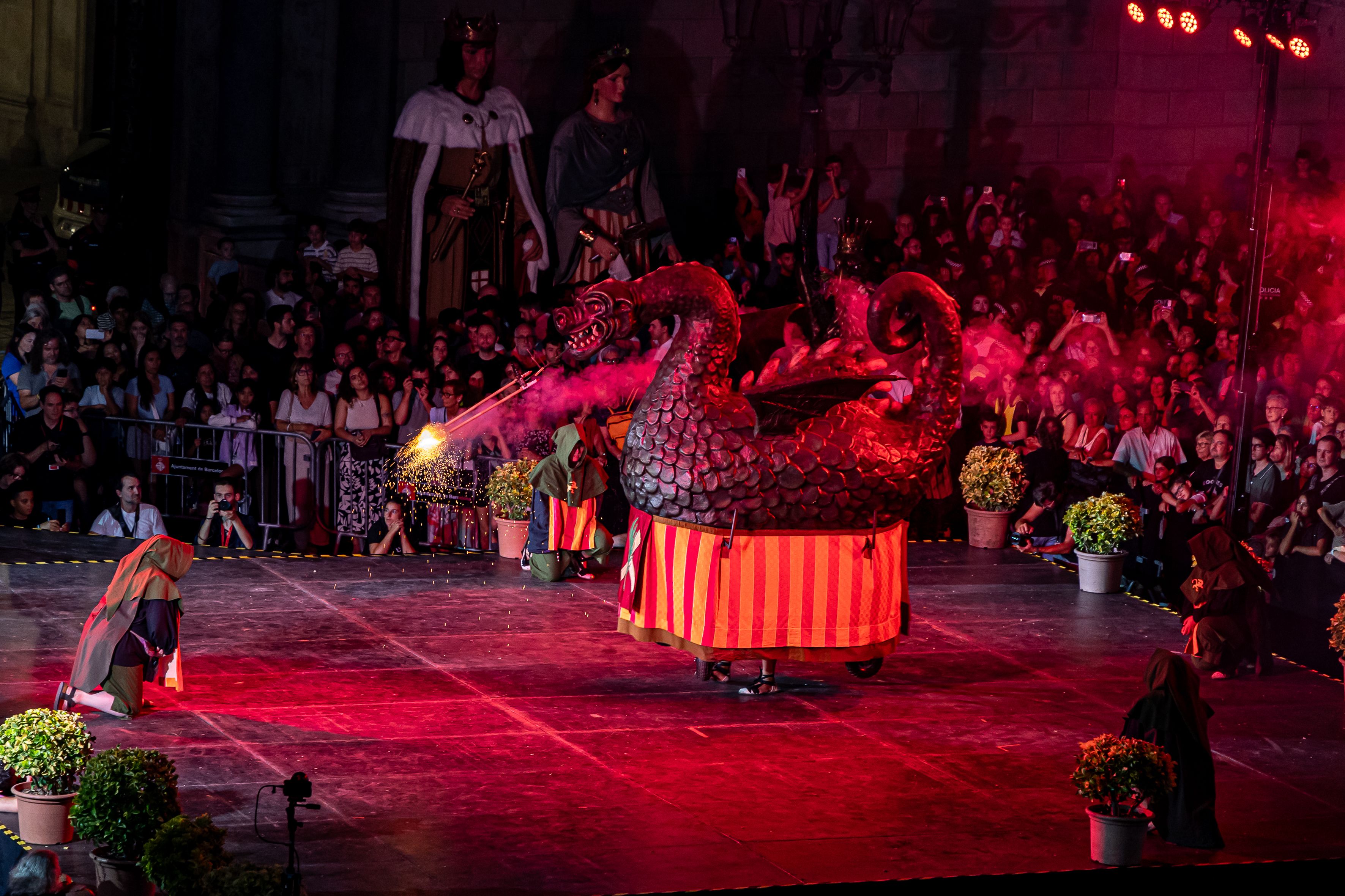 El Drac de Ciutat Vella, una de les figures més emblemàtiques del bestiari festiu barceloní, dansa durant el Toc d’Inici de la Mercè. © Àngel Bravo