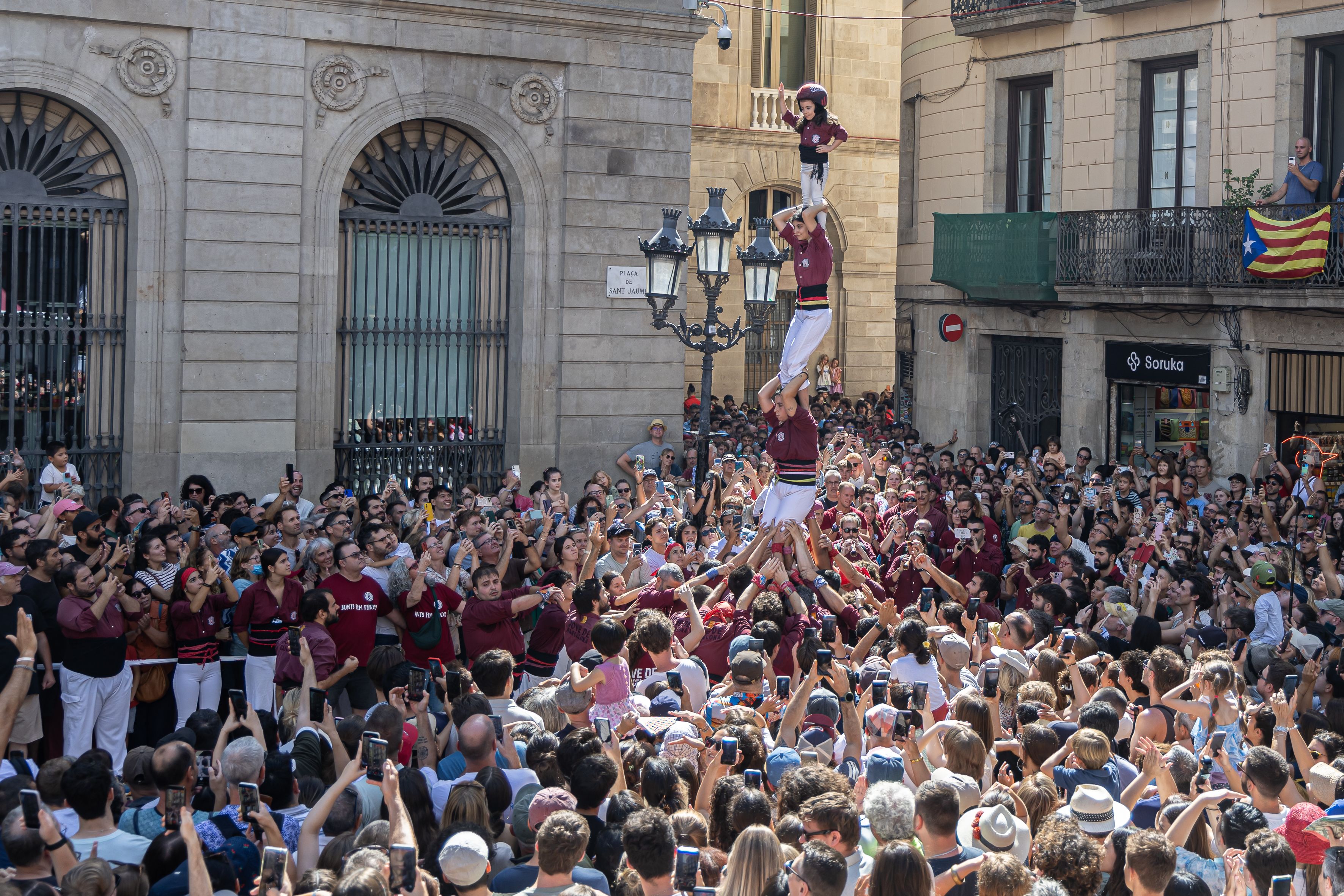 La Colla Jove de Barcelona entra a plaça en pilar. © Àngel Bravo