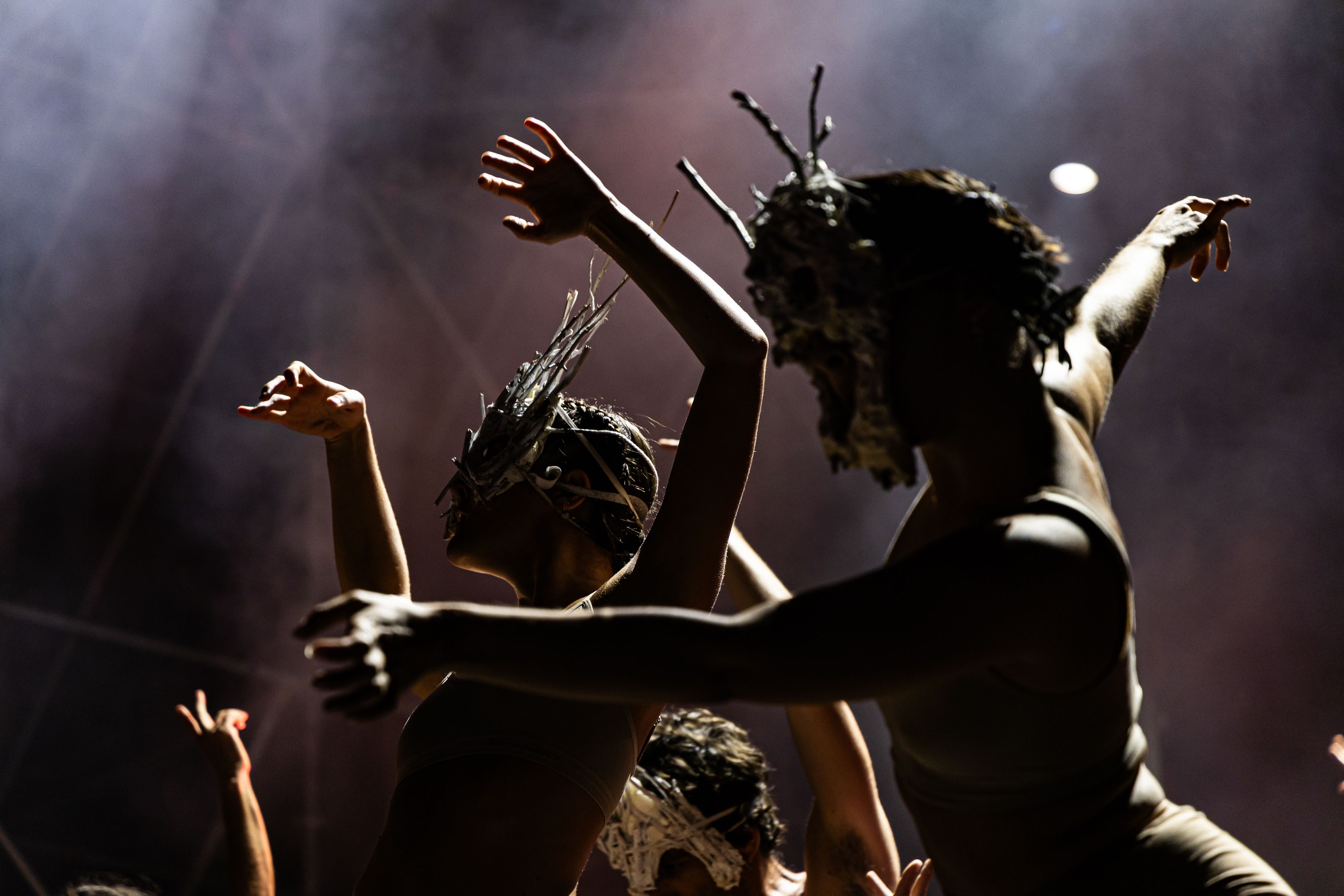 La Fura dels Baus transforma l’espai en un gran escenari durant el seu espectacle a la Mercè. © Àngel Bravo