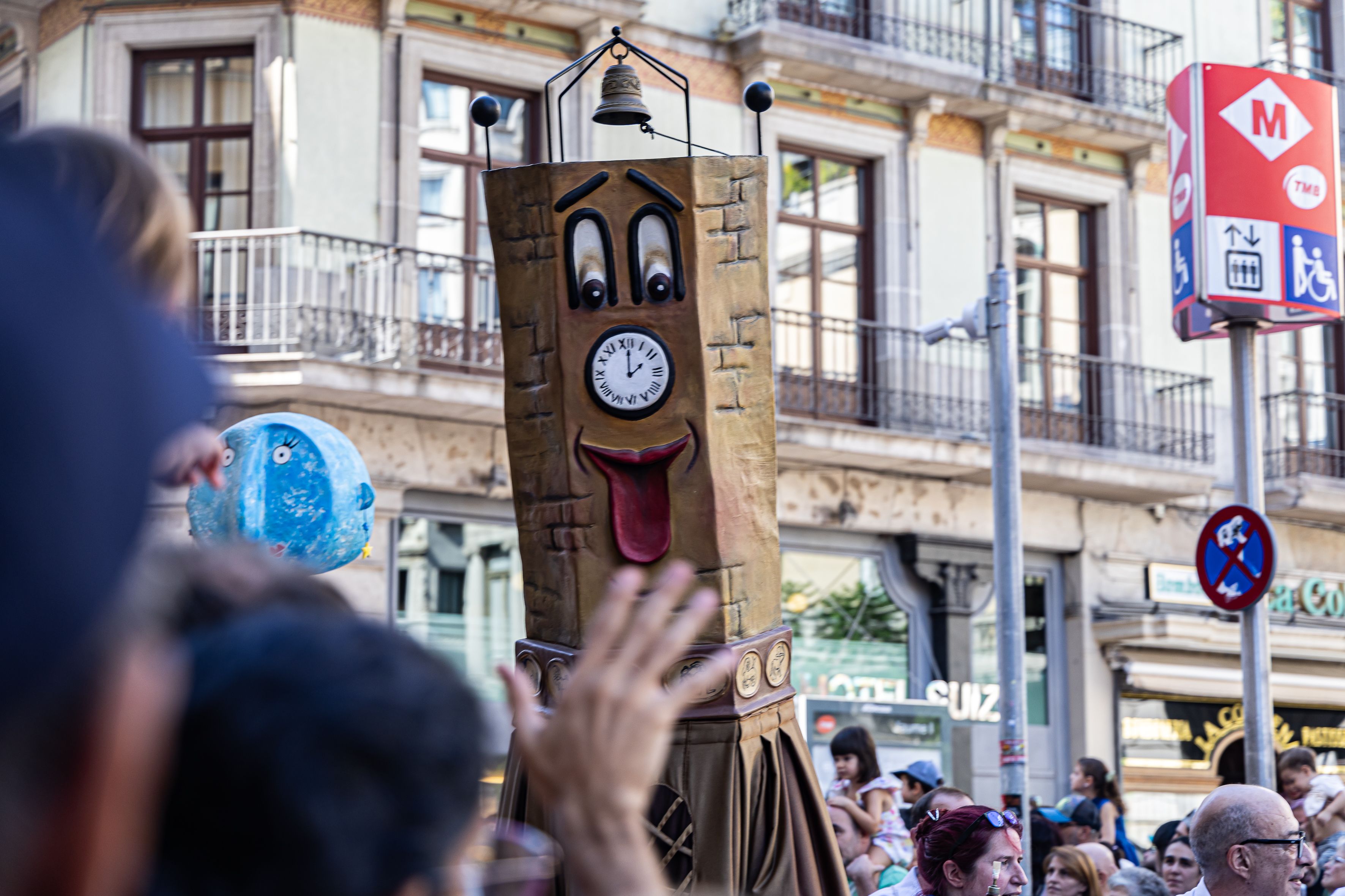 El gegantó Pepitu el Campanar, una de les figures de la tradició festiva barcelonina, durant la Passada de Nans i Gegants de la Mercè. © Àngel Bravo