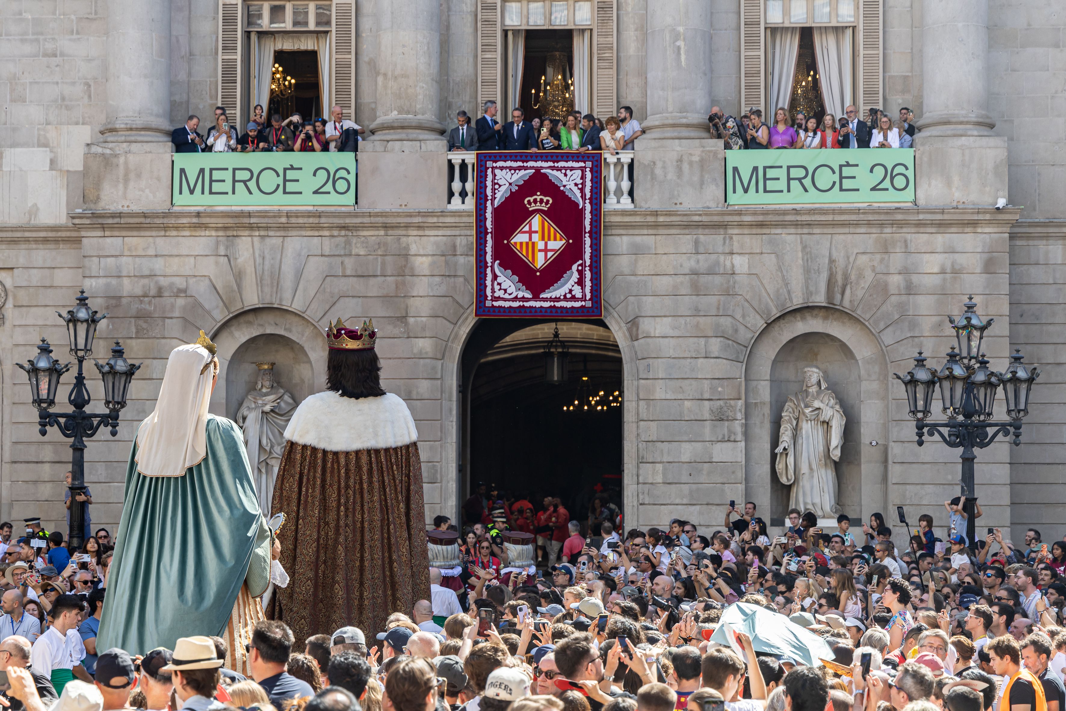 Els Gegants arriben a la plaça de Sant Jaume, enmig de la música, el ball i l’ambient festiu. © Àngel Bravo