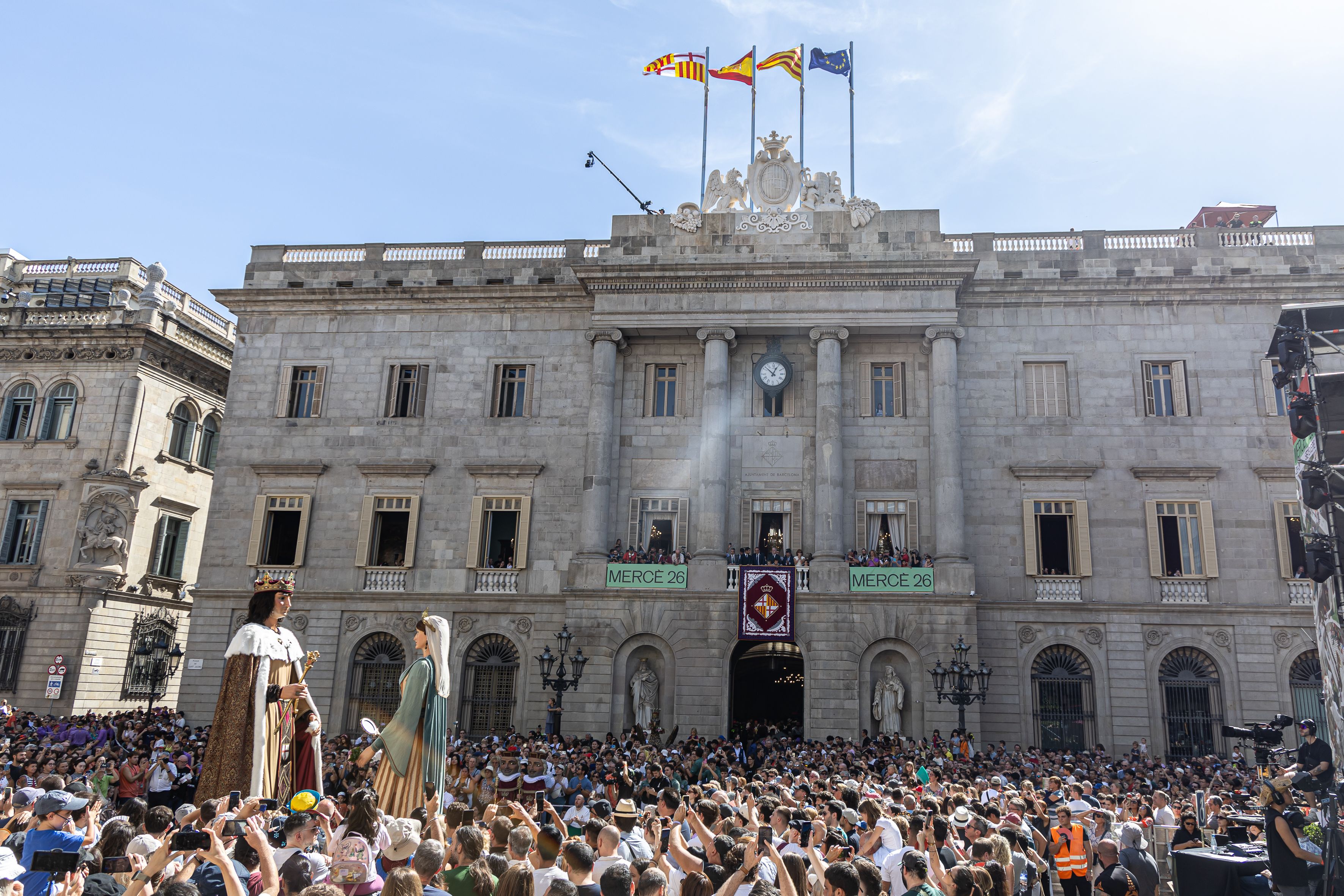 Els Gegants ballen davant la façana de l’Ajuntament de Barcelona. © Àngel Bravo