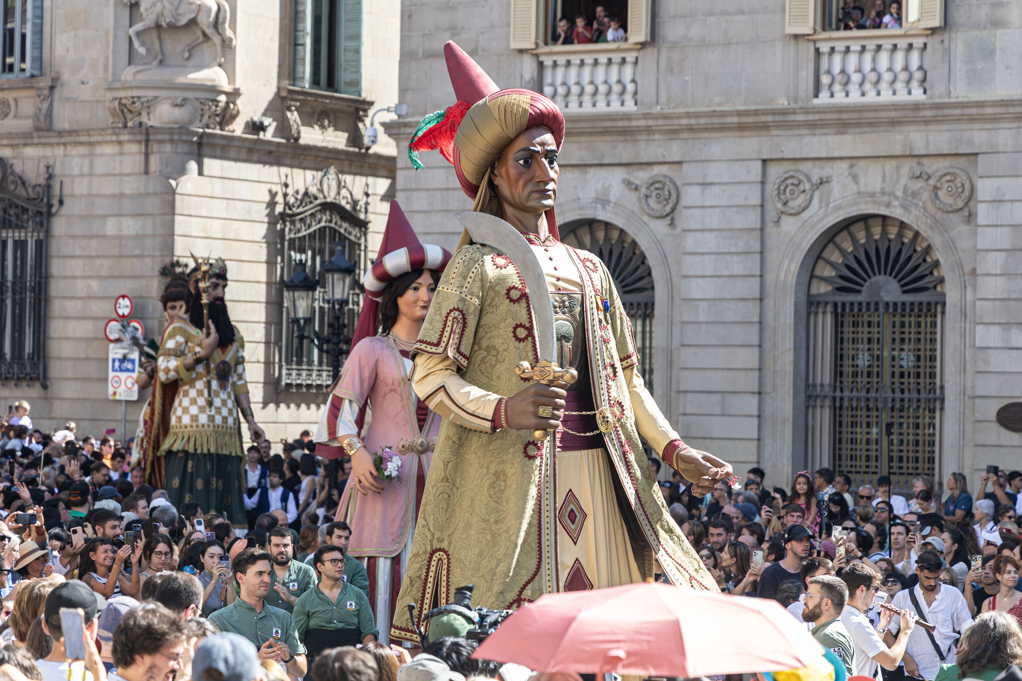 Els Gegants del Pi entren ballant a la plaça de Sant Jaume. © Àngel Bravo