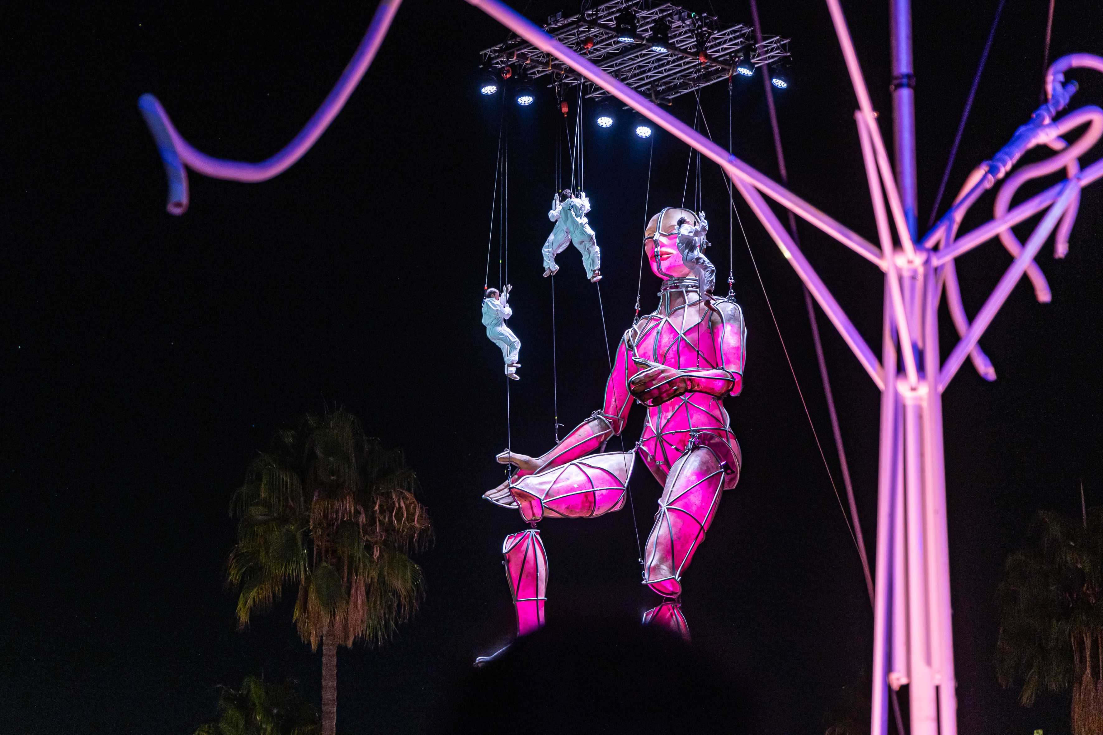 Moviment, llum i força escènica es donen la mà en l’espectacle de La Fura dels Baus durant la Mercè. © Àngel Bravo