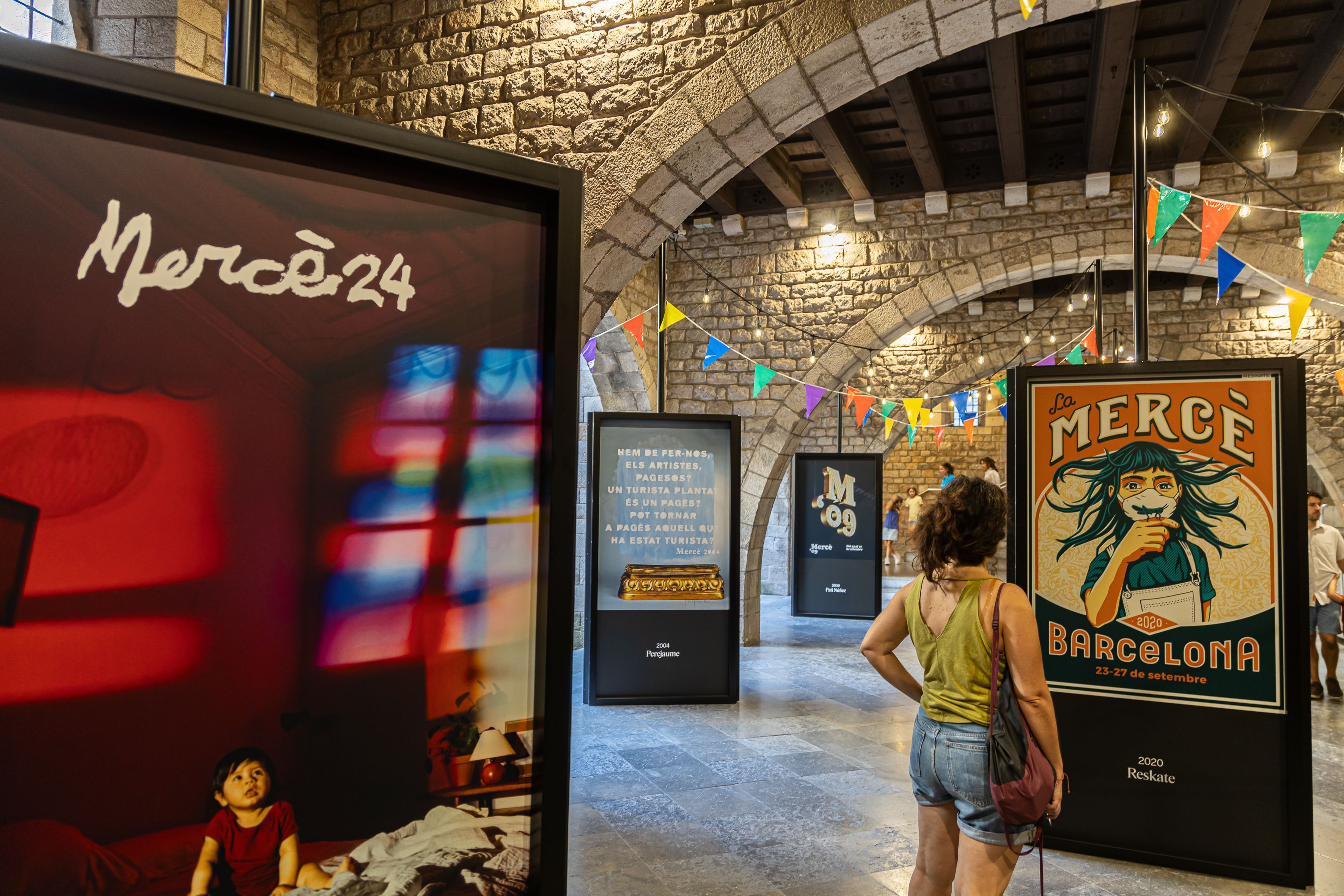 L’exposició 'Moltes Mercès' repassa la història de les festes a través dels seus cartells, un recorregut visual per la identitat i l’evolució de la Mercè. © Àngel Bravo