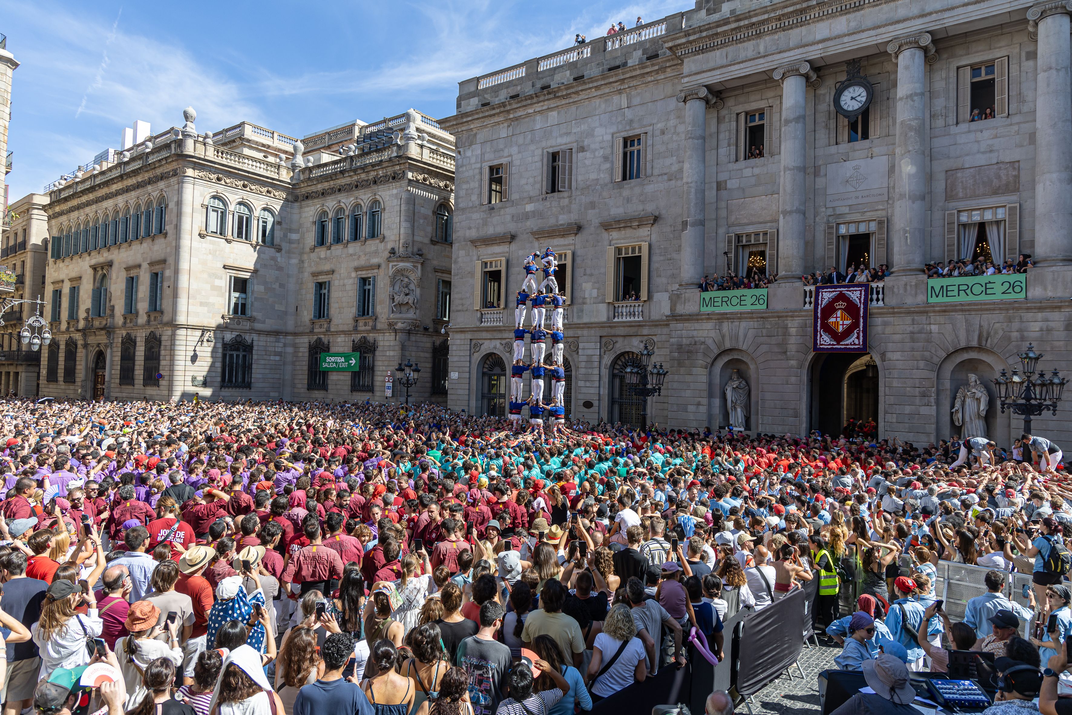 La plaça de Sant Jaume s’omple de gom a gom durant la Diada Castellera. © Àngel Bravo