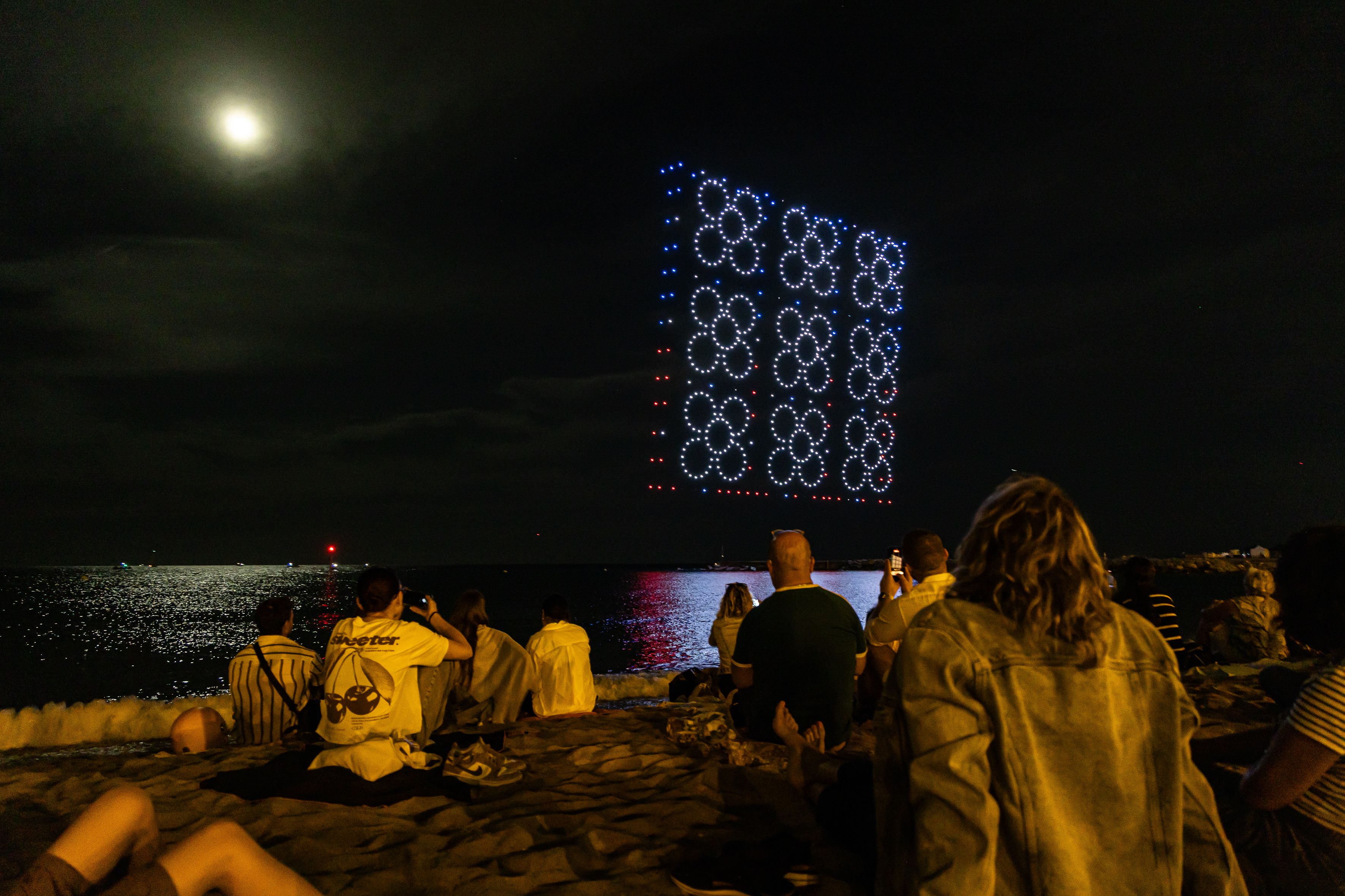 El panot de Barcelona dibuixat al cel amb 750 drons durant l’espectacle de la Mercè. © Àngel Bravo