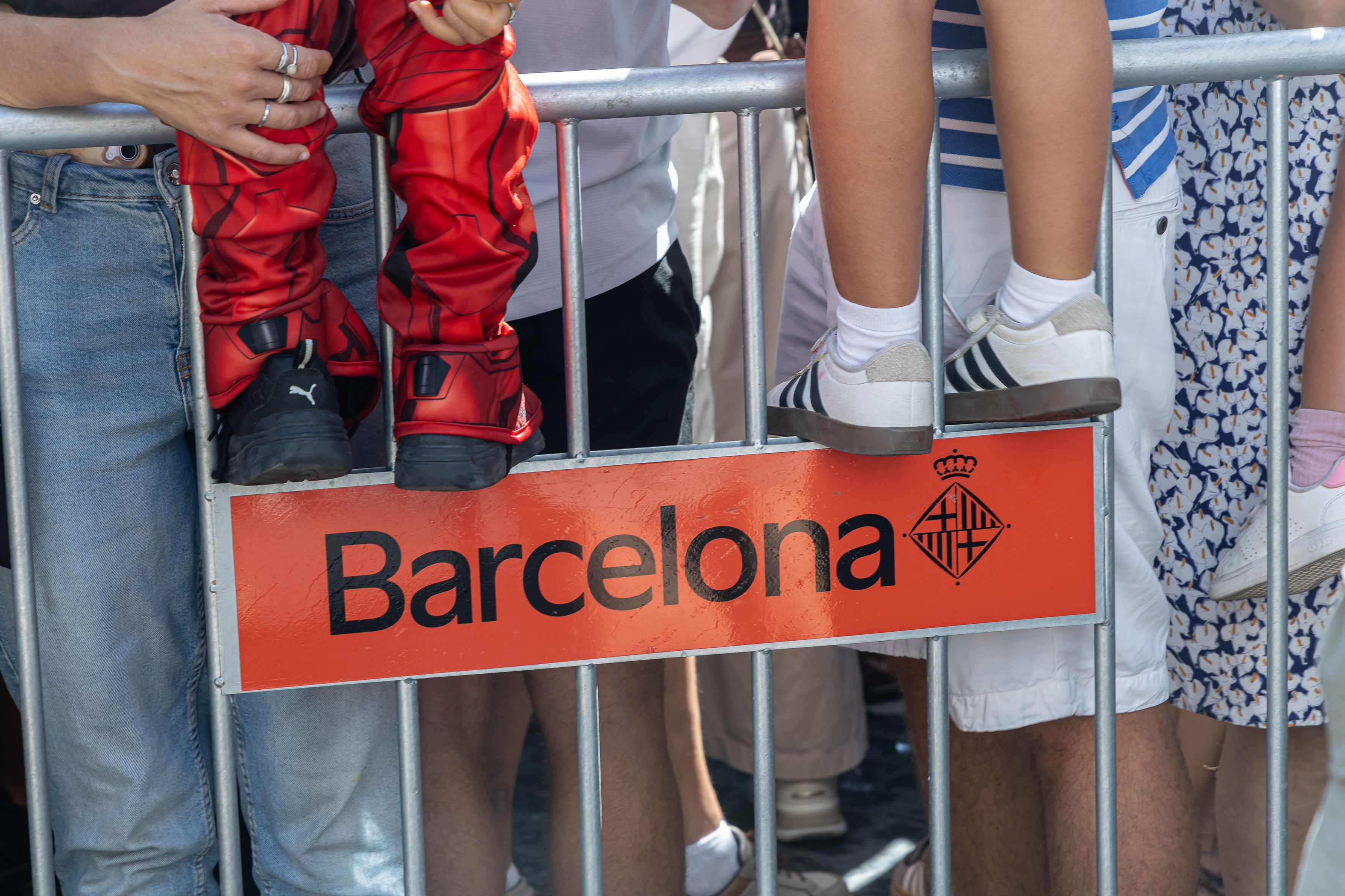 Infants sobre la tanca de l’Ajuntament de Barcelona per no perdre's l’espectacle. © Àngel Bravo