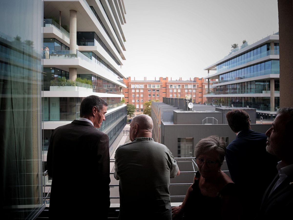 El president del Govern, Pedro Sánchez, durant la visita a un dels pisos de la promoció d’habitatges de lloguer assequible. El president del Govern, Pedro Sánchez, durant la visita a un dels pisos de la promoció d’habitatges de lloguer assequible.