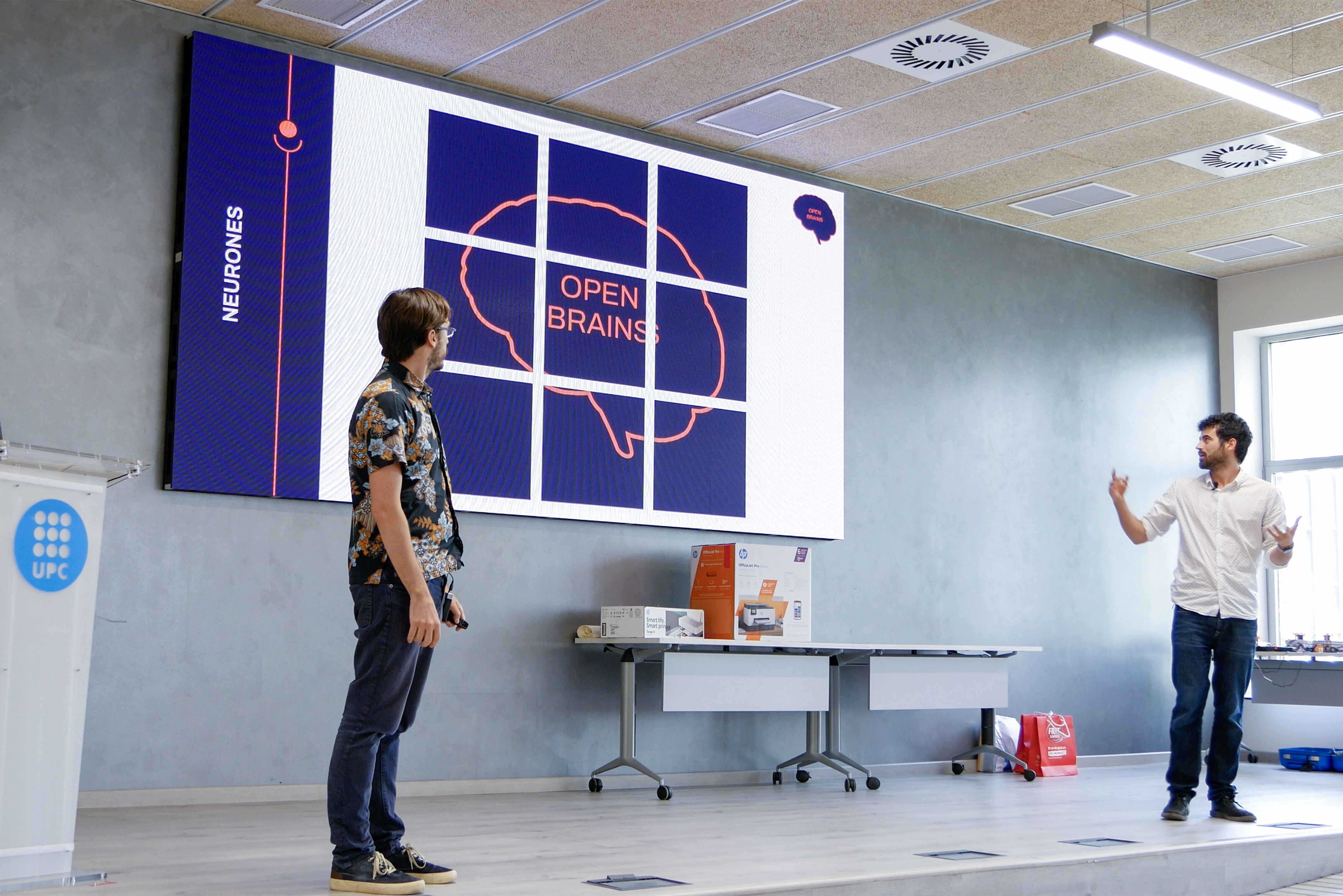David Bestué i Daniel Duque, fundadors d'Open Brains en un dels seus tallers © Cedida David Bestué i Daniel Duque, fundadors d'Open Brains en un dels seus tallers © Cedida