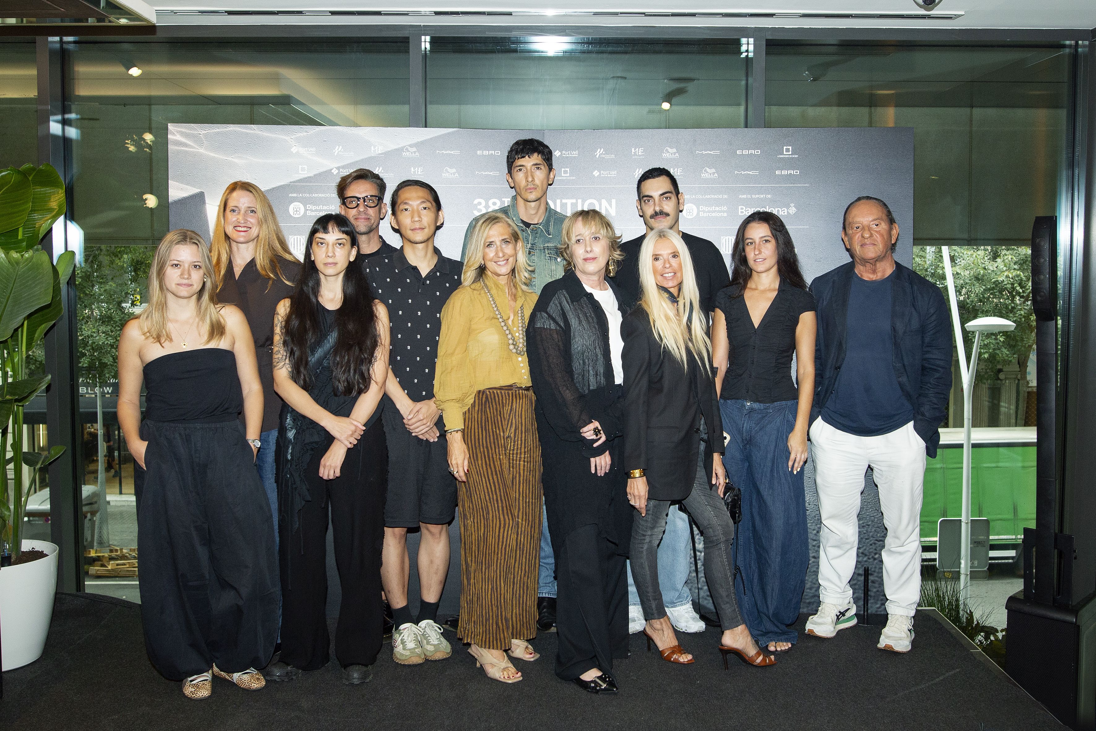 El director del Consorci de Comerç, Artesania i Moda (CCAM), Moisés Rodríguez; la comissionada de Promoció Econòmica, Comerç, Restauració i Pla de Moda de l’Ajuntament de Barcelona, Nadia Quevedo; i la cap de l’àrea de Moda i project manager de 080 Barcelona Fashion, Marta Coca, juntament amb alguns dels dissenyadors de l'edició. 