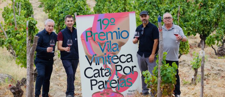 Quim Vila, Ramon Esteve, Joan Josep Bertran i Siscu Martí amb el cartell de la 19a edició del Tast per Parelles de Vila Viniteca © Cedida Quim Vila, Ramon Esteve, Joan Josep Bertran i Siscu Martí amb el cartell de la 19a edició del Tast per Parelles de Vila Viniteca © Cedida