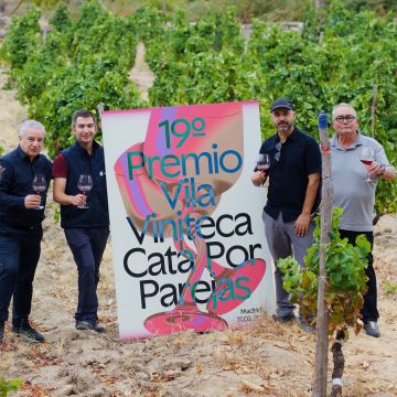 Quim Vila, Ramon Esteve, Joan Josep Bertran i Siscu Martí amb el cartell de la 19a edició del Tast per Parelles de Vila Viniteca © Cedida Quim Vila, Ramon Esteve, Joan Josep Bertran i Siscu Martí amb el cartell de la 19a edició del Tast per Parelles de Vila Viniteca © Cedida