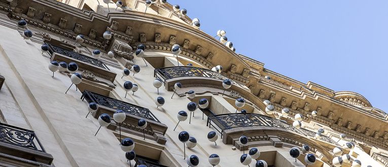 Els ulls dissenyats per Frederic Amat, convertits avui en la característica més destacada de l’exterior de l’Hotel Ohla. © Aqua Hotel Els ulls dissenyats per Frederic Amat, convertits avui en la característica més destacada de l’exterior de l’Hotel Ohla. © Aqua Hotel