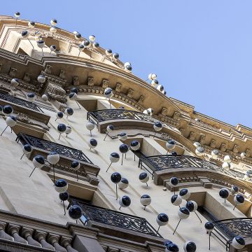 Els ulls dissenyats per Frederic Amat, convertits avui en la característica més destacada de l’exterior de l’Hotel Ohla. © Aqua Hotel