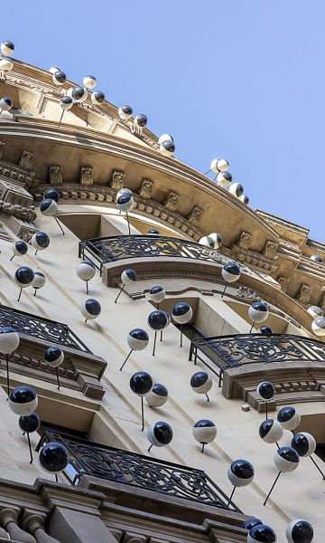 Els ulls dissenyats per Frederic Amat, convertits avui en la característica més destacada de l’exterior de l’Hotel Ohla. © Aqua Hotel