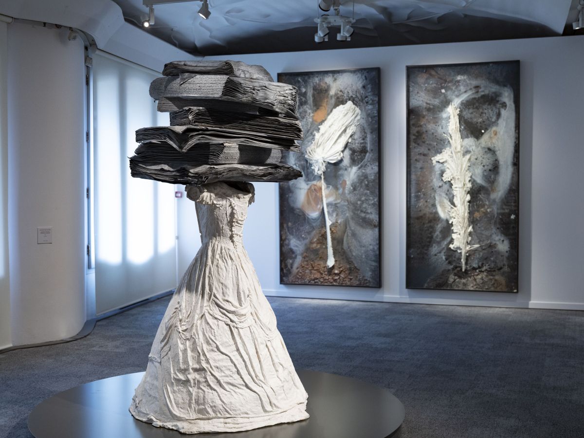 Les obres d'Anselm Kiefer dialoguen amb l'arquitectura ondulant de Gaudí. © La Pedrera Les obres d'Anselm Kiefer dialoguen amb l'arquitectura ondulant de Gaudí. © La Pedrera