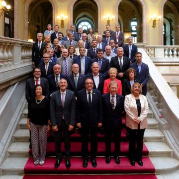 Foto de família després de l'aprovació de la Llei de Cambres © Cedida Foto de família després de l'aprovació de la Llei de Cambres © Cedida