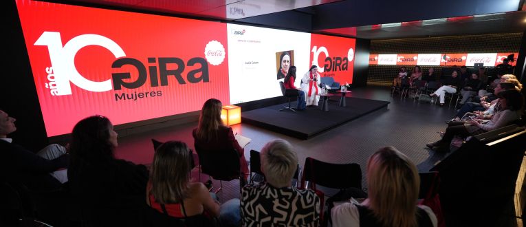 Català  El programa GIRA Mujeres ha celebrat deu anys de trajectòria amb una jornada sota el lema '10 anys, 10 dones, 10 històries'. © Coca-Cola