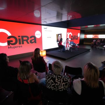 Català El programa GIRA Mujeres ha celebrat deu anys de trajectòria amb una jornada sota el lema '10 anys, 10 dones, 10 històries'. © Coca-Cola Català El programa GIRA Mujeres ha celebrat deu anys de trajectòria amb una jornada sota el lema '10 anys, 10 dones, 10 històries'. © Coca-Cola