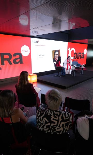 Català  El programa GIRA Mujeres ha celebrat deu anys de trajectòria amb una jornada sota el lema '10 anys, 10 dones, 10 històries'. © Coca-Cola