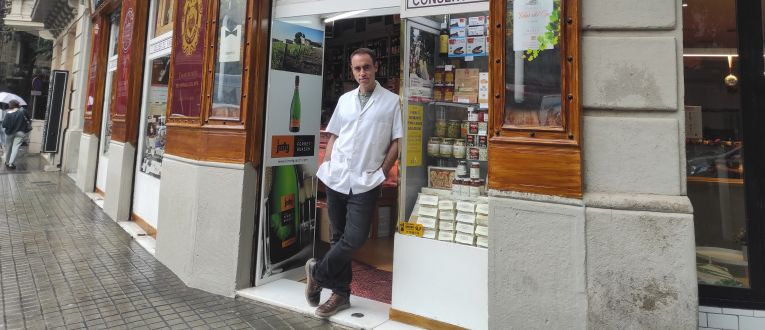 Ramon Lasierra, a la porta de la seva botiga © Cedida Ramon Lasierra, a la porta de la seva botiga © Cedida