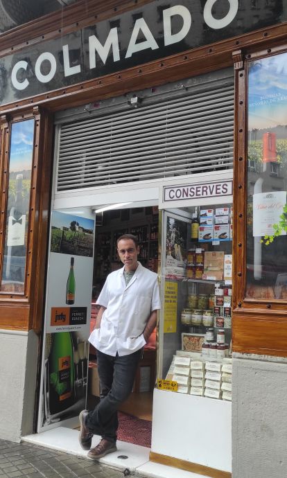 Ramon Lasierra, a la porta de la seva botiga © Cedida