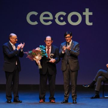 Joan Font rep el reconeixement a la Personalitat Cecot dins la Nit de l’Empresa © Cedida Joan Font rep el reconeixement a la Personalitat Cecot dins la Nit de l’Empresa © Cedida