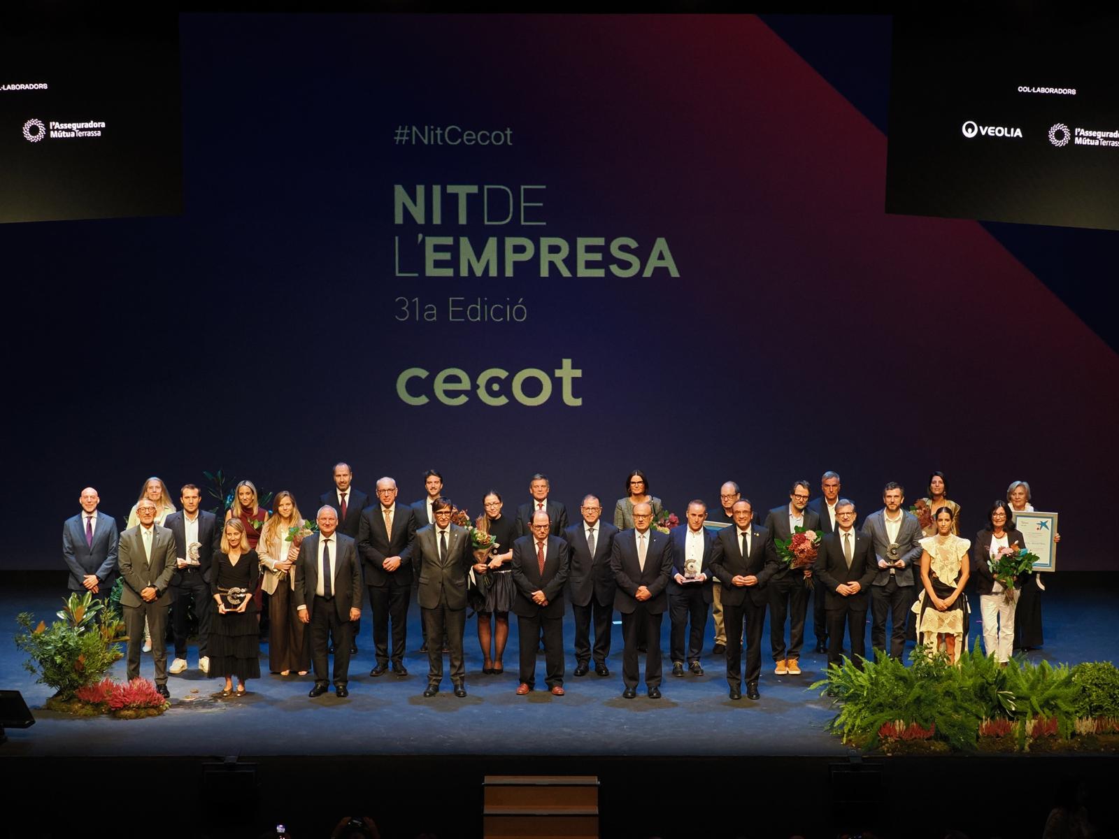Els guardonats, les autoritats i els representants empresarials durant la Nit de l’Empresa de Cecot © Cedida Els guardonats, les autoritats i els representants empresarials durant la Nit de l’Empresa de Cecot © Cedida