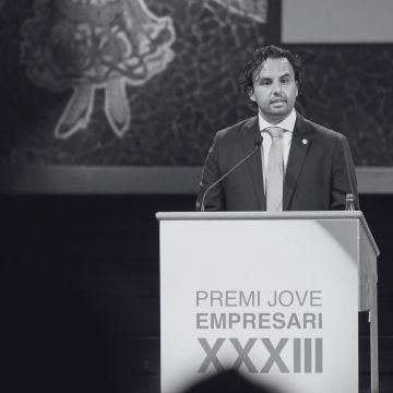 Vicenç del Mar llegint el seu discurs durant el Premi Jove Empresari d'AIJEC. © AIJEC